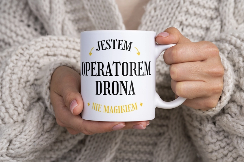 Jestem Operatorem Drona Nie Magikiem - Kubek Biały