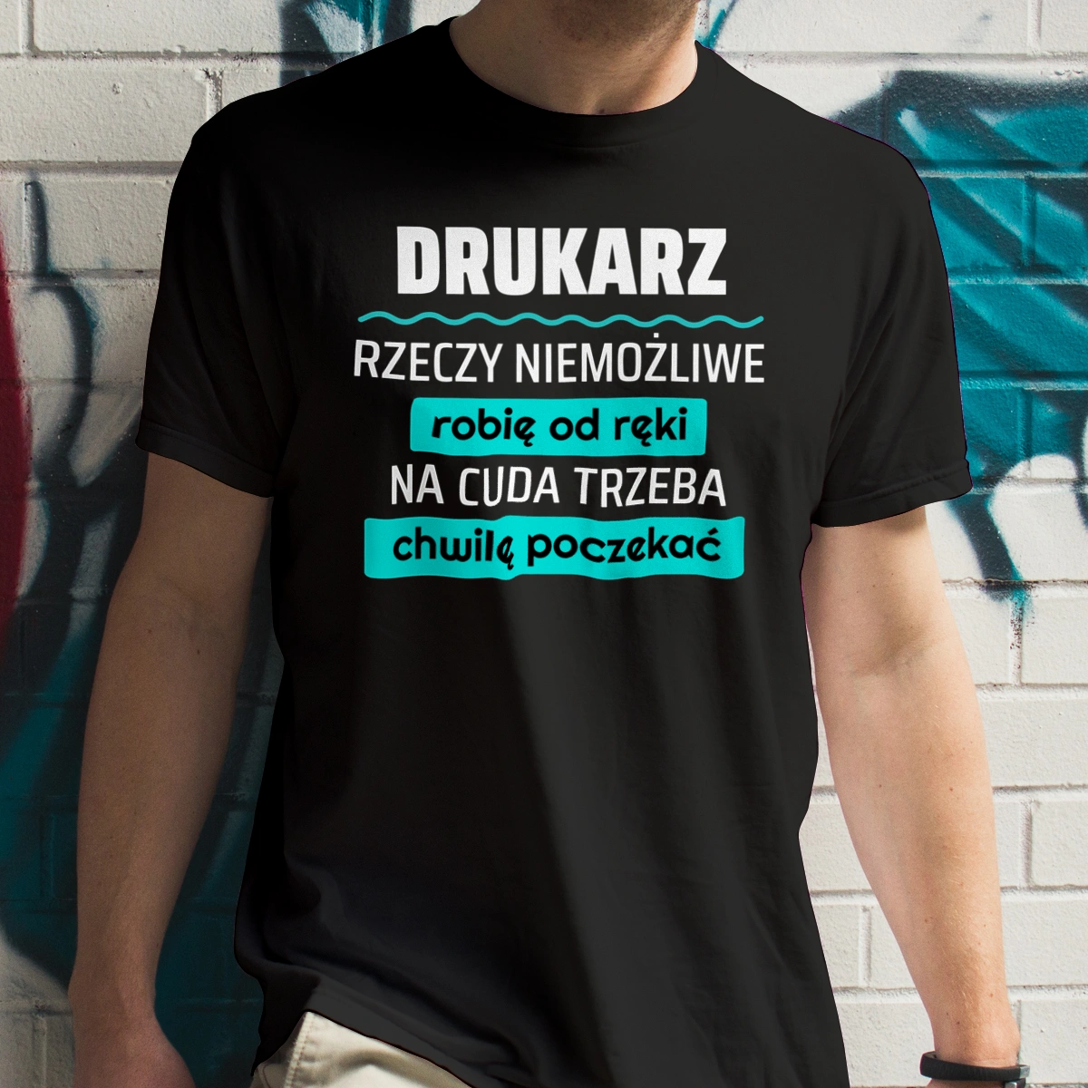 Drukarz - Rzeczy Niemożliwe Robię Od Ręki - Na Cuda Trzeba Chwilę Poczekać - Męska Koszulka Czarna