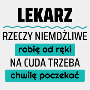 Lekarz - Rzeczy Niemożliwe Robię Od Ręki - Na Cuda Trzeba Chwilę Poczekać - Męska Koszulka Biała