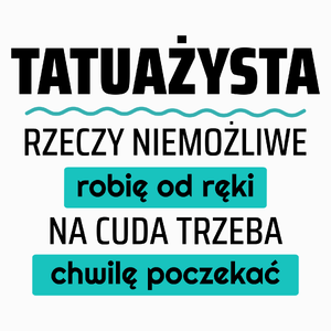 Tatuażysta - Rzeczy Niemożliwe Robię Od Ręki - Na Cuda Trzeba Chwilę Poczekać - Poduszka Biała