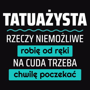 Tatuażysta - Rzeczy Niemożliwe Robię Od Ręki - Na Cuda Trzeba Chwilę Poczekać - Męska Bluza z kapturem Czarna