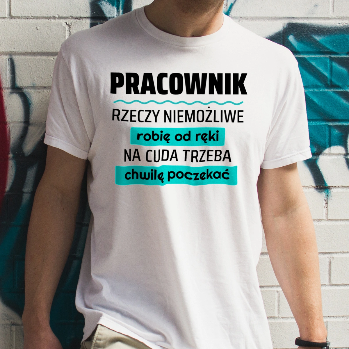 Pracownik - Rzeczy Niemożliwe Robię Od Ręki - Na Cuda Trzeba Chwilę Poczekać - Męska Koszulka Biała