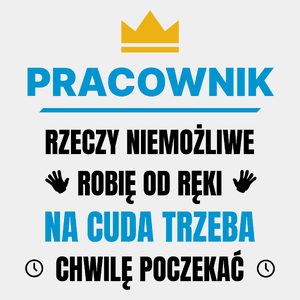 Pracownik Rzeczy Niemożliwe Robię Od Ręki - Męska Koszulka Biała