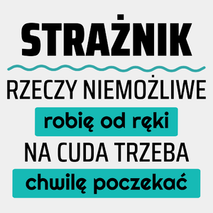 Strażnik - Rzeczy Niemożliwe Robię Od Ręki - Na Cuda Trzeba Chwilę Poczekać - Męska Koszulka Biała