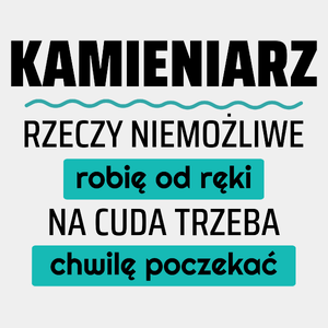 Kamieniarz - Rzeczy Niemożliwe Robię Od Ręki - Na Cuda Trzeba Chwilę Poczekać - Męska Koszulka Biała