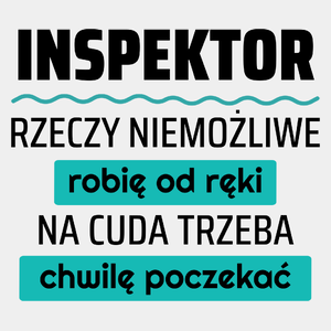 Inspektor - Rzeczy Niemożliwe Robię Od Ręki - Na Cuda Trzeba Chwilę Poczekać - Męska Koszulka Biała