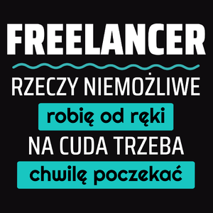 Freelancer - Rzeczy Niemożliwe Robię Od Ręki - Na Cuda Trzeba Chwilę Poczekać - Męska Koszulka Czarna