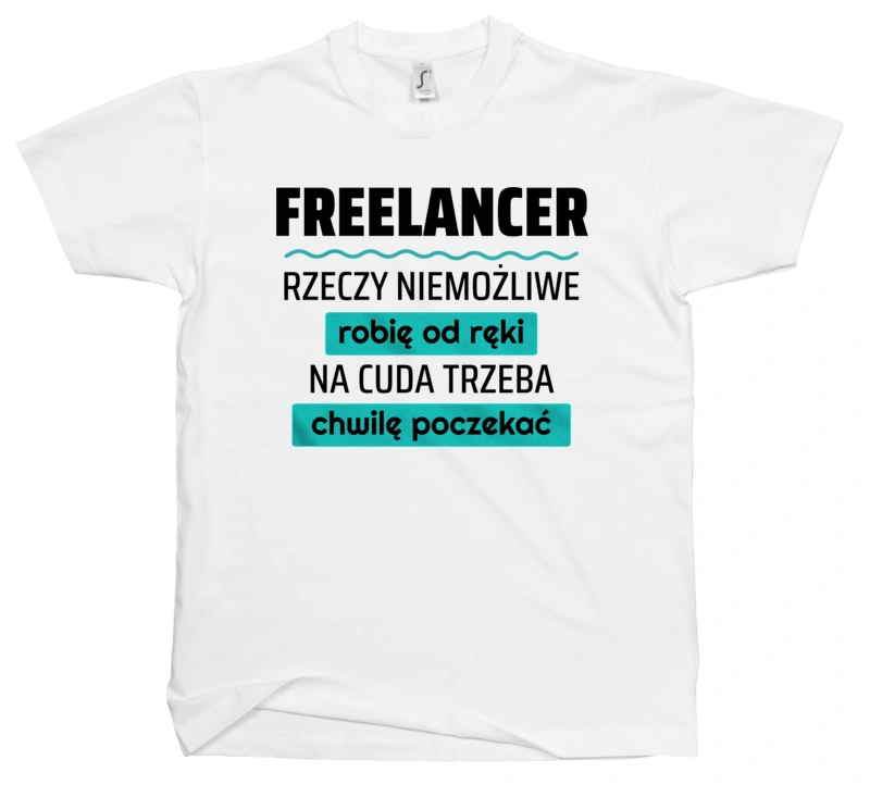 Freelancer - Rzeczy Niemożliwe Robię Od Ręki - Na Cuda Trzeba Chwilę Poczekać - Męska Koszulka Biała