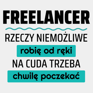 Freelancer - Rzeczy Niemożliwe Robię Od Ręki - Na Cuda Trzeba Chwilę Poczekać - Męska Koszulka Biała