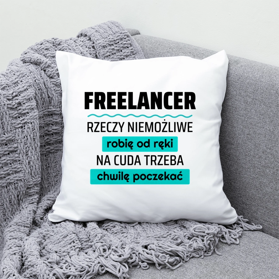 Freelancer - Rzeczy Niemożliwe Robię Od Ręki - Na Cuda Trzeba Chwilę Poczekać - Poduszka Biała