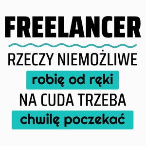 Freelancer - Rzeczy Niemożliwe Robię Od Ręki - Na Cuda Trzeba Chwilę Poczekać - Poduszka Biała