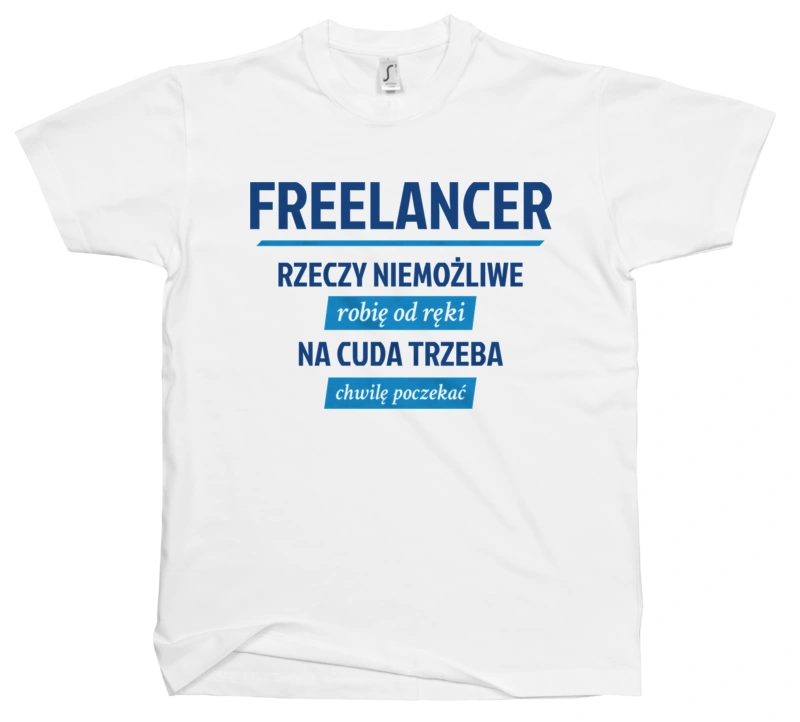 Freelancer - Rzeczy Niemożliwe Robię Od Ręki - Na Cuda Trzeba Chwilę Poczekać - Męska Koszulka Biała