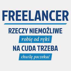 Freelancer - Rzeczy Niemożliwe Robię Od Ręki - Na Cuda Trzeba Chwilę Poczekać - Męska Koszulka Biała