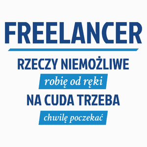 Freelancer - Rzeczy Niemożliwe Robię Od Ręki - Na Cuda Trzeba Chwilę Poczekać - Poduszka Biała