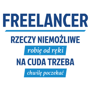 Freelancer - Rzeczy Niemożliwe Robię Od Ręki - Na Cuda Trzeba Chwilę Poczekać - Kubek Biały