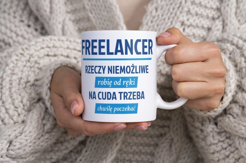 Freelancer - Rzeczy Niemożliwe Robię Od Ręki - Na Cuda Trzeba Chwilę Poczekać - Kubek Biały