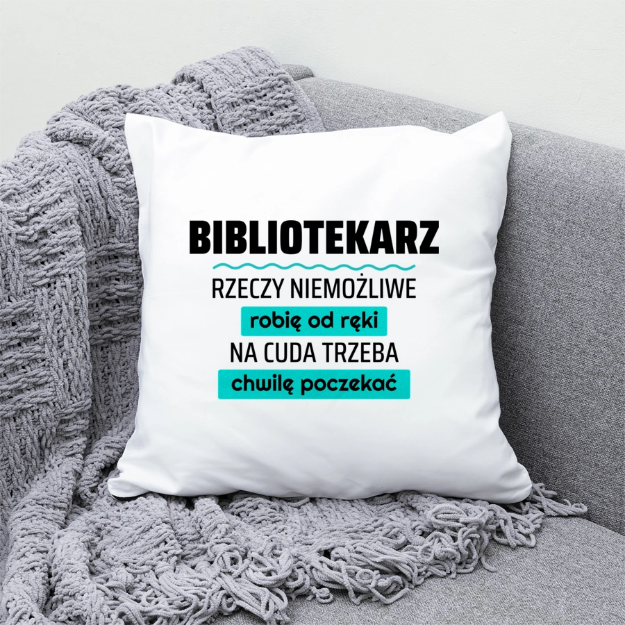 Bibliotekarz - Rzeczy Niemożliwe Robię Od Ręki - Na Cuda Trzeba Chwilę Poczekać - Poduszka Biała