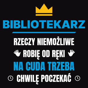 Bibliotekarz Rzeczy Niemożliwe Robię Od Ręki - Męska Bluza z kapturem Czarna