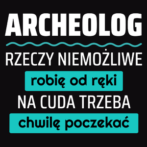 Archeolog - Rzeczy Niemożliwe Robię Od Ręki - Na Cuda Trzeba Chwilę Poczekać - Męska Koszulka Czarna