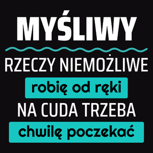 Myśliwy - Rzeczy Niemożliwe Robię Od Ręki - Na Cuda Trzeba Chwilę Poczekać - Męska Koszulka Czarna