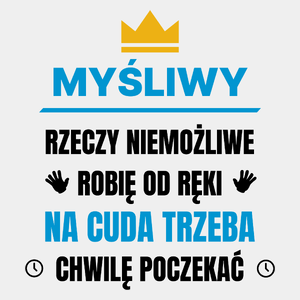 Myśliwy Rzeczy Niemożliwe Robię Od Ręki - Męska Koszulka Biała