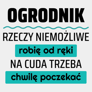 Ogrodnik - Rzeczy Niemożliwe Robię Od Ręki - Na Cuda Trzeba Chwilę Poczekać - Męska Koszulka Biała