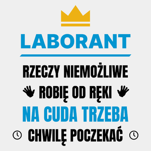 Laborant Rzeczy Niemożliwe Robię Od Ręki - Męska Koszulka Biała