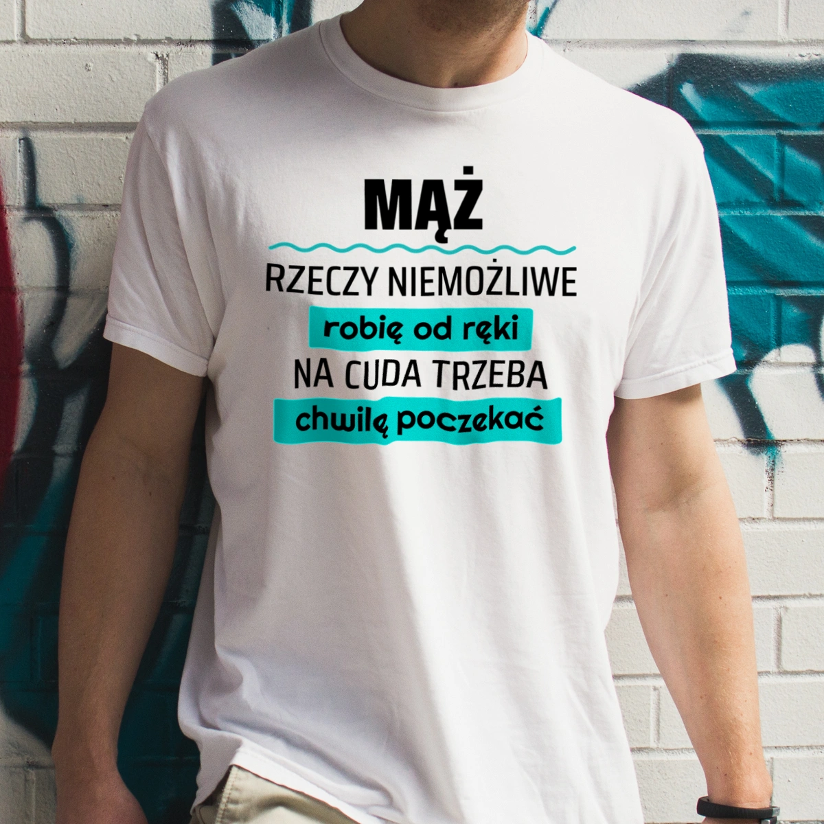 Mąż - Rzeczy Niemożliwe Robię Od Ręki - Na Cuda Trzeba Chwilę Poczekać - Męska Koszulka Biała