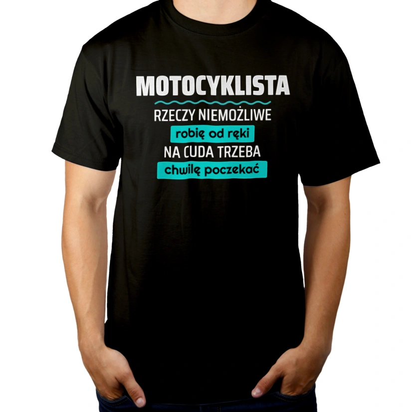 Motocyklista - Rzeczy Niemożliwe Robię Od Ręki - Na Cuda Trzeba Chwilę Poczekać - Męska Koszulka Czarna