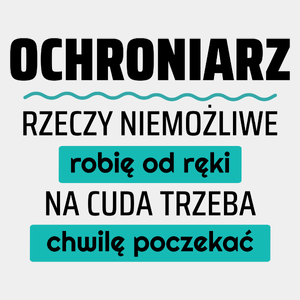 Ochroniarz - Rzeczy Niemożliwe Robię Od Ręki - Na Cuda Trzeba Chwilę Poczekać - Męska Koszulka Biała