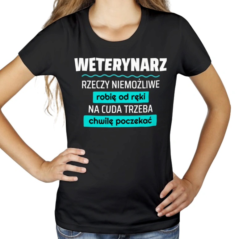 Weterynarz - Rzeczy Niemożliwe Robię Od Ręki - Na Cuda Trzeba Chwilę Poczekać - Damska Koszulka Czarna