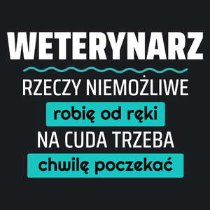 Weterynarz - Rzeczy Niemożliwe Robię Od Ręki - Na Cuda Trzeba Chwilę Poczekać - Damska Koszulka Czarna