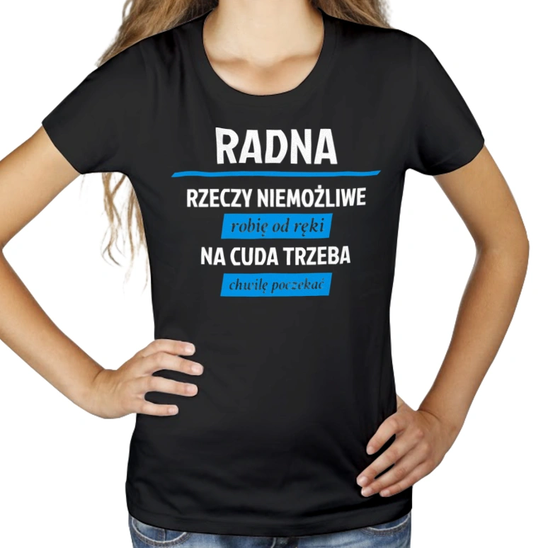 Radna - Rzeczy Niemożliwe Robię Od Ręki - Na Cuda Trzeba Chwilę Poczekać - Damska Koszulka Czarna