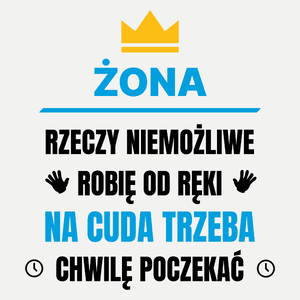 Żona Rzeczy Niemożliwe Robię Od Ręki - Damska Koszulka Biała