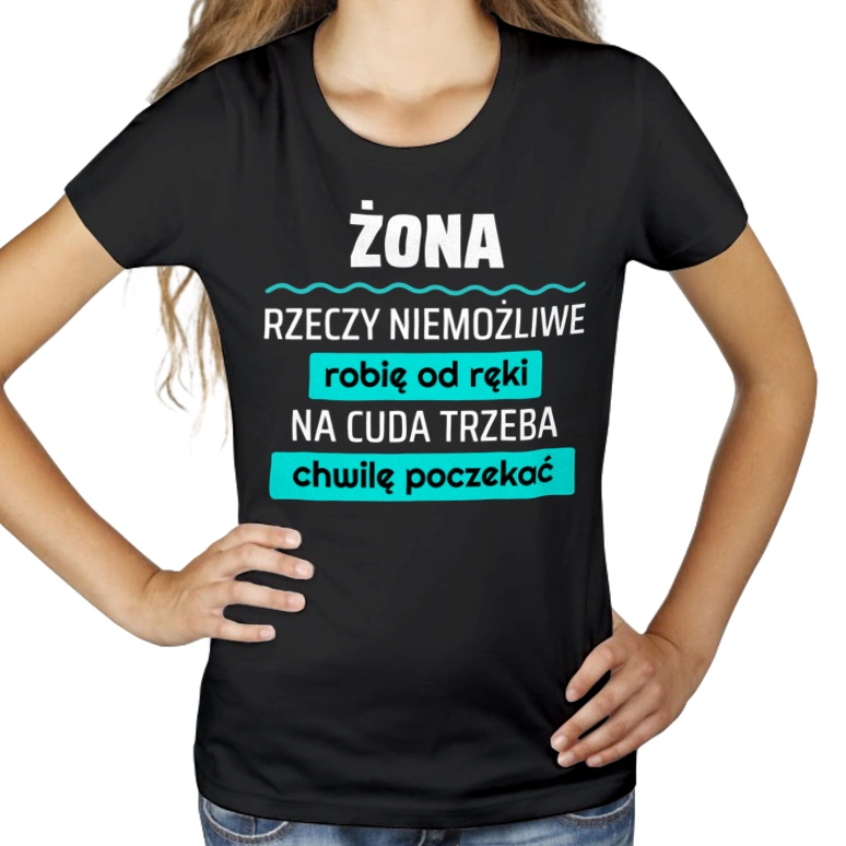 Żona - Rzeczy Niemożliwe Robię Od Ręki - Na Cuda Trzeba Chwilę Poczekać - Damska Koszulka Czarna