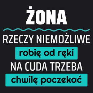 Żona - Rzeczy Niemożliwe Robię Od Ręki - Na Cuda Trzeba Chwilę Poczekać - Damska Koszulka Czarna