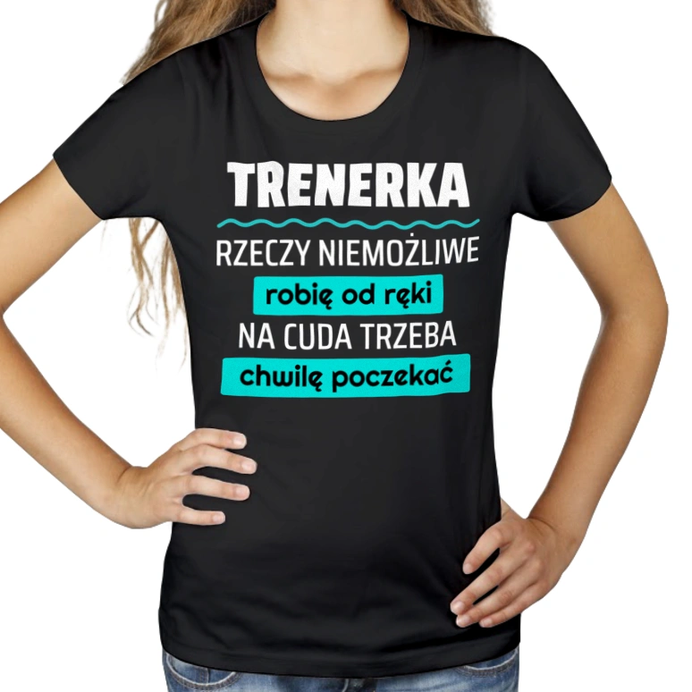 Trenerka - Rzeczy Niemożliwe Robię Od Ręki - Na Cuda Trzeba Chwilę Poczekać - Damska Koszulka Czarna