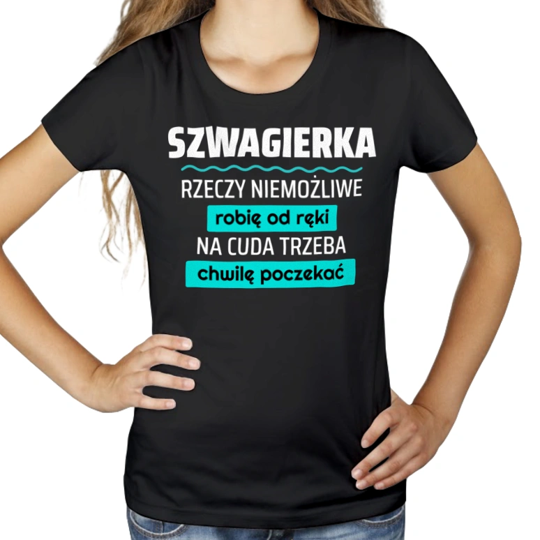 Szwagierka - Rzeczy Niemożliwe Robię Od Ręki - Na Cuda Trzeba Chwilę Poczekać - Damska Koszulka Czarna