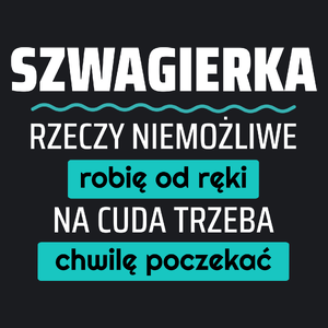 Szwagierka - Rzeczy Niemożliwe Robię Od Ręki - Na Cuda Trzeba Chwilę Poczekać - Damska Koszulka Czarna