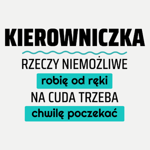 Kierowniczka - Rzeczy Niemożliwe Robię Od Ręki - Na Cuda Trzeba Chwilę Poczekać - Damska Koszulka Biała