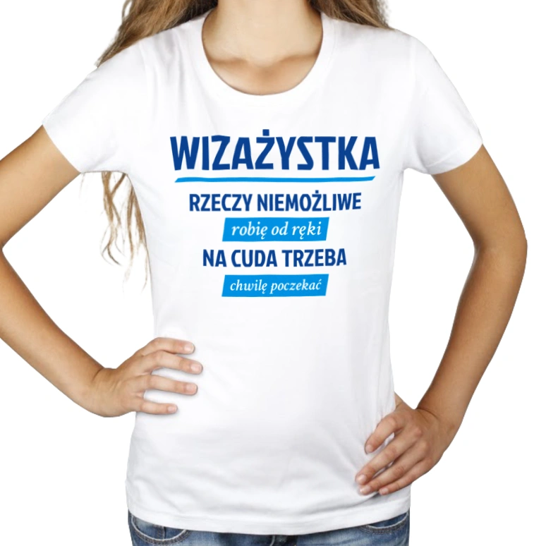 wizażystka - rzeczy niemożliwe robię od ręki - na cuda trzeba chwilę poczekać - Damska Koszulka Biała