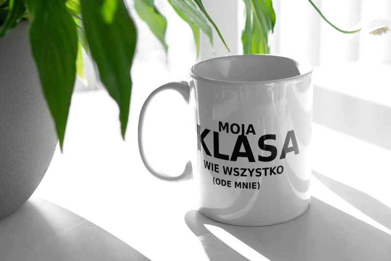 Moja Klasa Wie Wszystko Ode Mnie - Kubek Biały