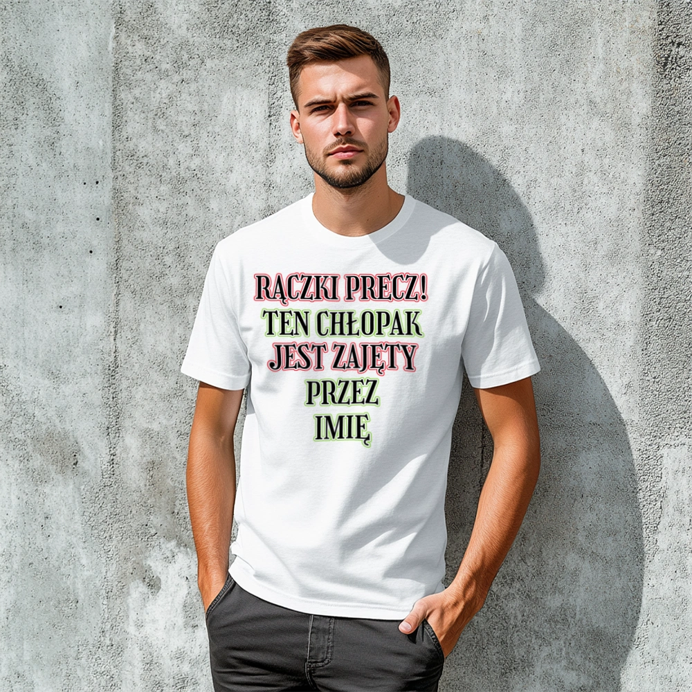 Rączki Precz Ten Chłopak Jest Zajęty Przez (PERSONALIZACJA) - Męska Koszulka Biała